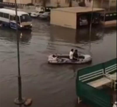فيديو: القوارب تبحر في شوارع الكويت بعد أمطار غزيرة فيديو: القوارب تبحر في شوارع الكويت بعد أمطار غزيرة