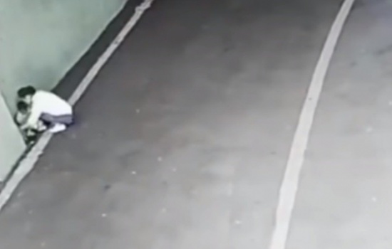 بالفيديو: مشهد مؤلم.. أم تتخلى عن طفلها بموقف سيارات