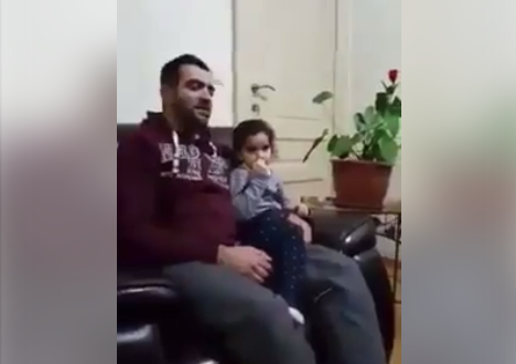 شاهد .. طفلة تصحح لوالدها تلاوته للقرآن الكريم شاهد .. طفلة تصحح لوالدها تلاوته للقرآن الكريم