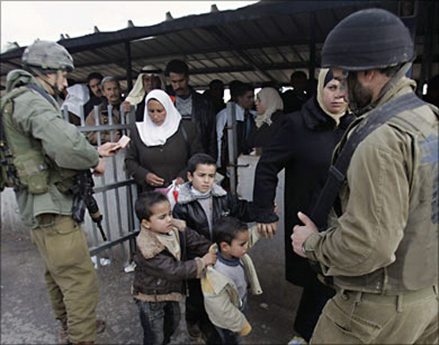 محاكمة فتاة فلسطينية بتهمة " صفع " شرطي اسرائيلي تحرش بها محاكمة فتاة فلسطينية بتهمة " صفع " شرطي اسرائيلي تحرش بها
