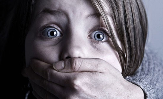 من أمام منزلها.. خطفوا ابنة الـ7 سنوات خلال انتظارها حافلة المدرسة من أمام منزلها.. خطفوا ابنة الـ7 سنوات خلال انتظارها حافلة المدرسة
