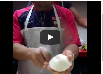 بالفيديو.. طباخ يذهل مشاهديه بمهاراته في تقطيع البصل