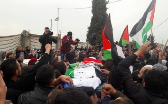 مئات الفلسطينيين يشيعون الشهيد باسل الأعرج مئات الفلسطينيين يشيعون الشهيد باسل الأعرج