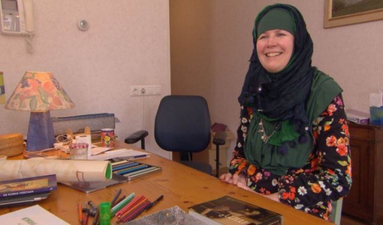 رسامة هولندية: هذه الأسباب دفعتني للارتباط بالإسلام واعتناقه