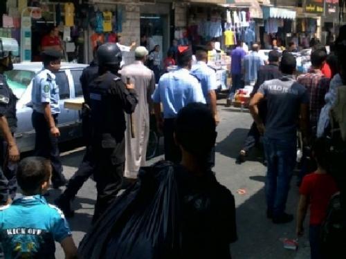 4 مصابين بينهم شرطي اثناء ازالة بسطات مخالفة في اربد 4 مصابين بينهم شرطي اثناء ازالة بسطات مخالفة في اربد