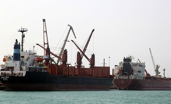 بعد خسائرها في الحديدة..ميليشيا الحوثي تقطع طرق الميناء