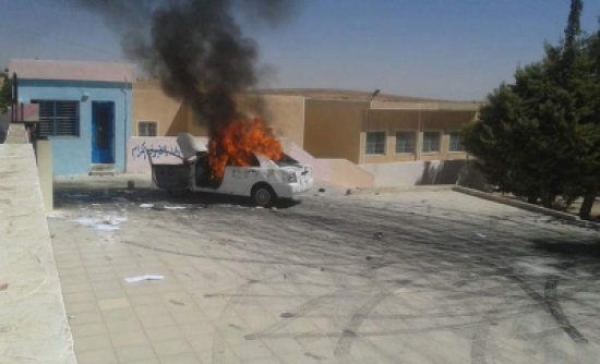 محتجون يعتدون على مدير تربية البادية الجنوبية ويحرقون سيارته