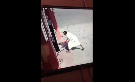 محاولة إحراق محطة وقود بمكة - فيديو