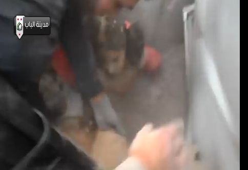 انقاذ طفلة سورية من تحت الانقاظ