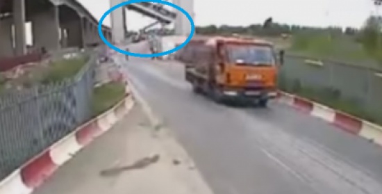 فيديو: لحظة انهيار جسر على طريق سريع في بريطانيا فيديو: لحظة انهيار جسر على طريق سريع في بريطانيا