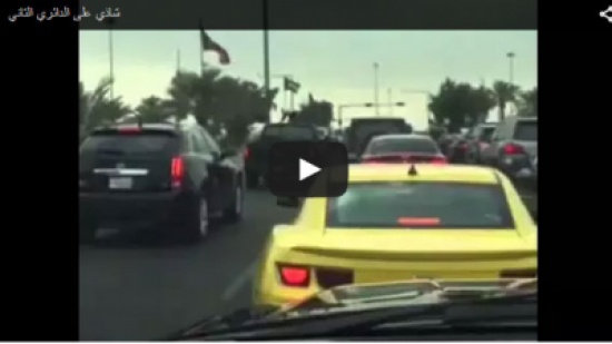 بالفيديو.. قرد يقفز أعلى السيارات في شوارع السعودية بالفيديو.. قرد يقفز أعلى السيارات في شوارع السعودية