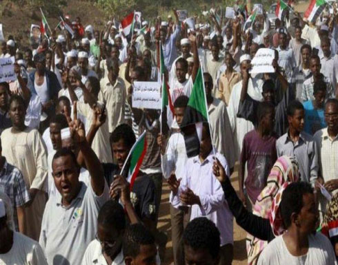 قتيلان وعشرات جرحى بالسودان والاحتجاجات تمتد للخرطوم