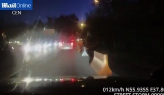 بالفيديو: لحظة سقوط مريض من سيارة إسعاف بالفيديو: لحظة سقوط مريض من سيارة إسعاف