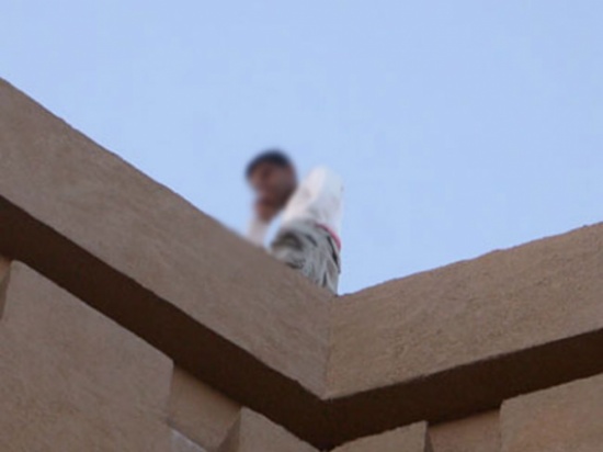 عمان : ثني مواطن عن الانتحار من فوق عمارة على الداخلية