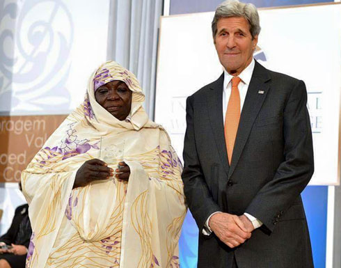 قصة بائعة شاي سودانّية كرّمها وزير الخارجية الأمريكي.. اخُتيرت من أشجع 10 نساء في العالم