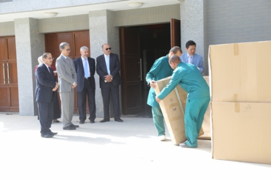 السفارة الصينية في عمان تتبرع بأجهزة بقمة 60 الف دينار  " للأردنية "