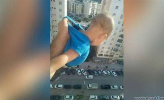 اخرج طفله من النافذة لنيل إعجابات "فيسبوك" اخرج طفله من النافذة لنيل إعجابات "فيسبوك"