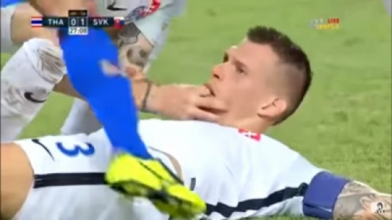 بالفيديو: ابتلع لسانه فتجمّد الحاضرون من الرعب.. شاهدوا ماذا فعل زميله! بالفيديو: ابتلع لسانه فتجمّد الحاضرون من الرعب.. شاهدوا ماذا فعل زميله!