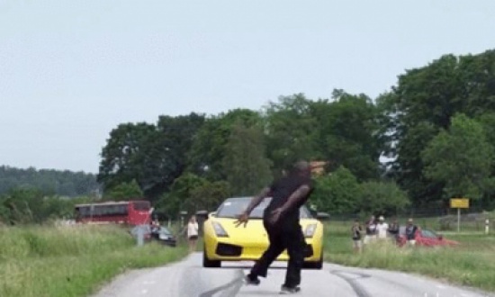 مغامر يقفز فوق لمبرغيني بسرعة 130 كيلومتر