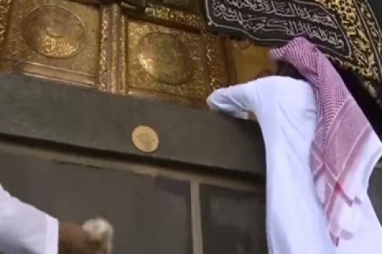 شاهد: كيف يتم تعطير باب الكعبة ومقام إبراهيم وتلميع النحاسيات بالحرم المكي؟