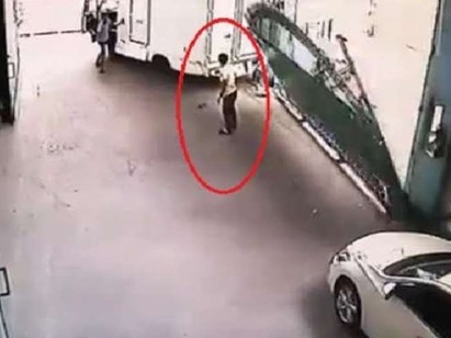 فيديو.. فرَّ من قدر الله إلى قدر الله.. نجا من شاحنة الموت ولقي حتفه بطريقة مأساوية فيديو.. فرَّ من قدر الله إلى قدر الله.. نجا من شاحنة الموت ولقي حتفه بطريقة مأساوية