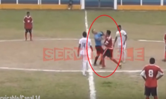 فيديو |  لاعب يحتج على قرار طرده بضرب الحكم حتى كاد أن يفقده الوعي!