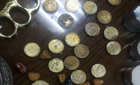 القبض على شخص بحوزته سلاح ناري وقطع اثرية مقلدة في عمان القبض على شخص بحوزته سلاح ناري وقطع اثرية مقلدة في عمان