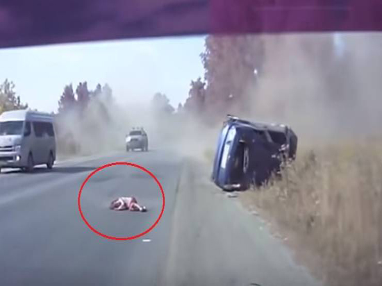 فيديو| طفلة تطير من نافذة مركبة بعد انقلابها .. وهذا مصيرُها!