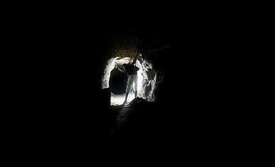 3 قتلى و 10 اصابات في القصف الإسرائيلي لنفق قرب حدود غزة 3 قتلى و 10 اصابات في القصف الإسرائيلي لنفق قرب حدود غزة