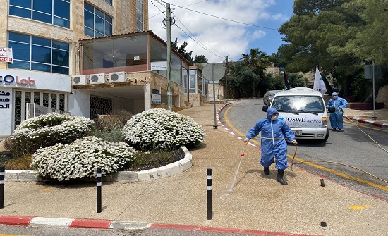 تعقيم شارع الخالدي قبل فتح عيادات الاطباء غدا