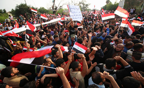 متظاهرون يحرقون القنصلية الايرانية بالبصرة متظاهرون يحرقون القنصلية الايرانية بالبصرة