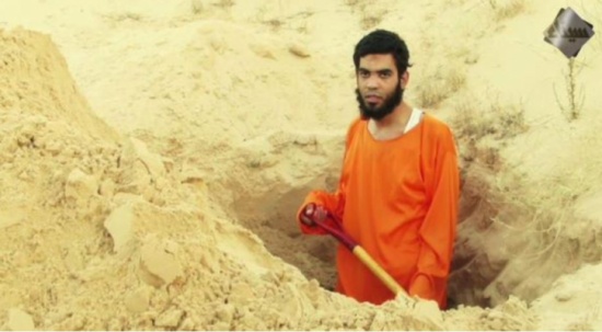 بالصور : تنظيم الدولة في سيناء يجبر أحد الاشخاص على حفر قبره بيده
