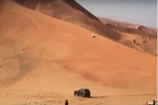 شاهد..  لحظة تطاير مطعّس من سيارته بعد انقلابها