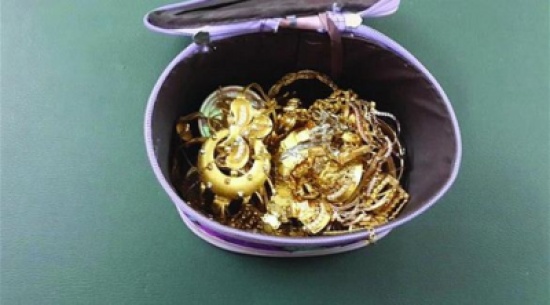 سعودية تسرق مجوهرات أسرتها وتهرب مع مطلوب أمني