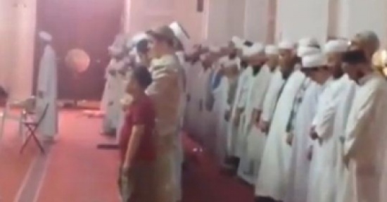 فيديو: سعودي يوثق صلاة غريبة لمصلين في أحد مساجد المدينة المنورة