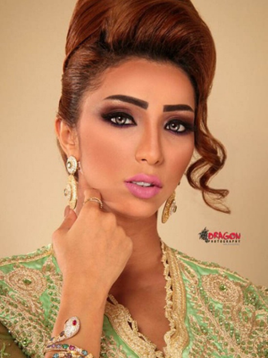 صور: دنيا بطمة تتألق بقفطان أخضر في أحدث جلسة تصوير