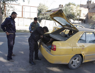 اصابة شخصين في تفجير استهدف موكب وزير الدفاع العراقي غرب بغداد