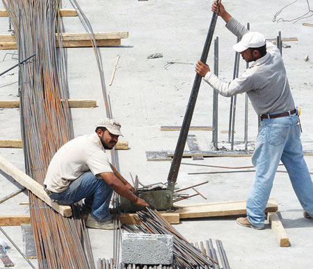 " النقابات العمالية " تستهجن قرار السماح باستقدام المزيد من العمالة الوافدة