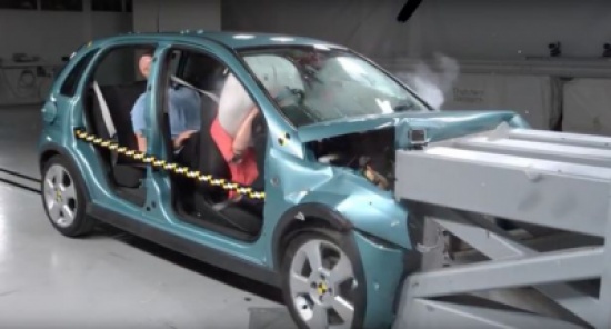 ماذا يحدث عندما تتخلى عن حزام الأمان بالسيارة؟ .. شاهد هذا الفيديو الصادم