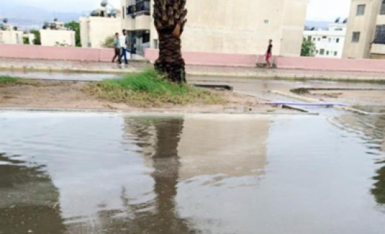 الأمطار الغزيرة تغلق طرق وتتسبب في إنهيارات الأمطار الغزيرة تغلق طرق وتتسبب في إنهيارات