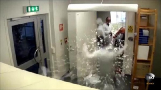 شاهد: مزاح العلماء بمدافع الهواء