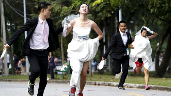 صور: ماراثون طريف وسط مشاركة مئات العرائس