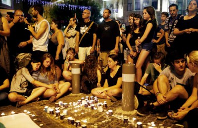 مئات الإسرائيليين يتجمعون على ضوء الشموع لتأبين فتاة طعنها متشدد في مسيرة للمثليين