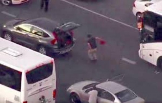 بالفيديو: شاهد ماذا فعل هذا الشاب لقتل الوقت في زحمة المرور بالفيديو: شاهد ماذا فعل هذا الشاب لقتل الوقت في زحمة المرور