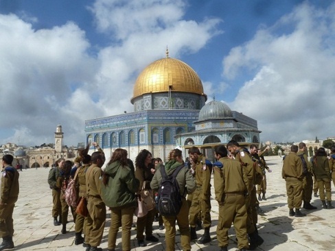 عشرات المتطرفين اليهود يقتحمون باحات المسجد الأقصى