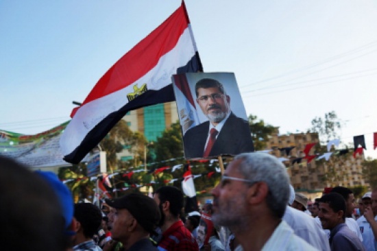 تعزيزات للجيش المصري أمام مقر اعتصام مؤيدي مرسي في "النهضة" تعزيزات للجيش المصري أمام مقر اعتصام مؤيدي مرسي في "النهضة"