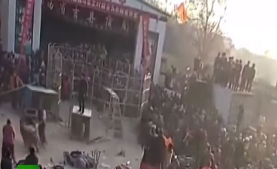 شاهد بالفيديو . . لحظة مهاجمة نمر غاضب على المتفرجين