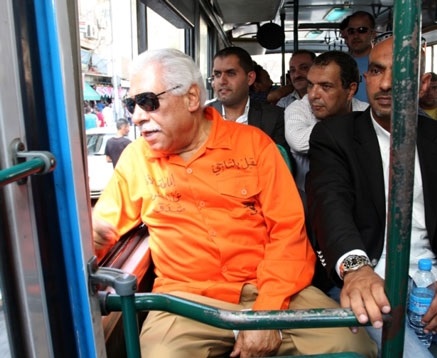 أمين عمان سيركب حافلة النقل العام يوميا