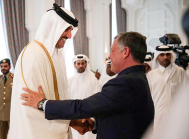 الملك وأمير قطر يجتمعان الملك وأمير قطر يجتمعان