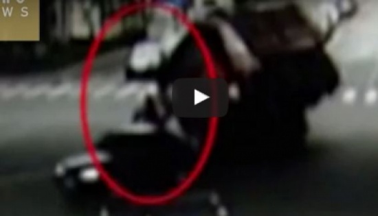 بالفيديو.. رجل محظوظ ينجو من انقلاب شاحنة بجانبه